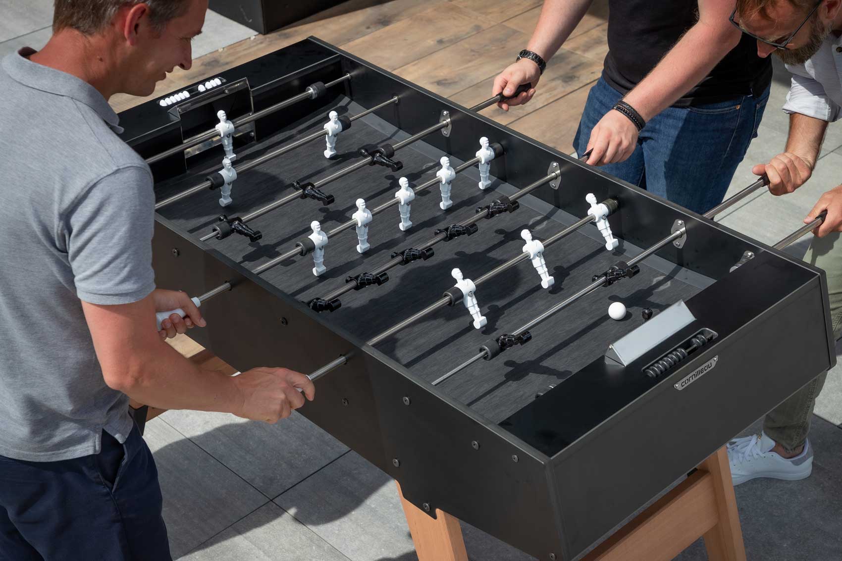 position joueurs sur babyfoot noir cornilleau