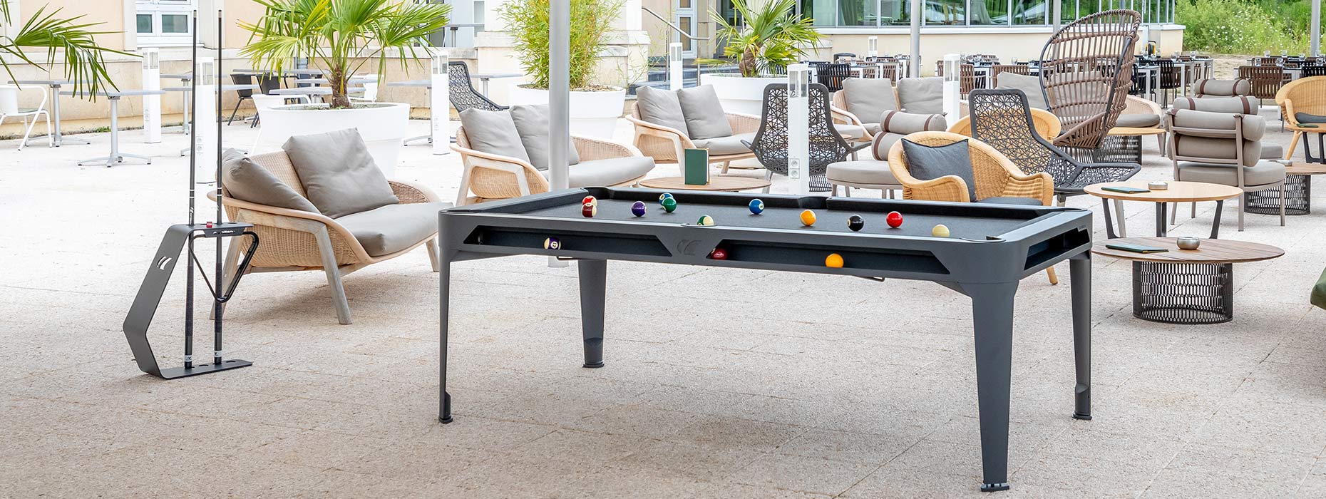 billard noir convertible d'extérieur  sur terrasse d'hotel