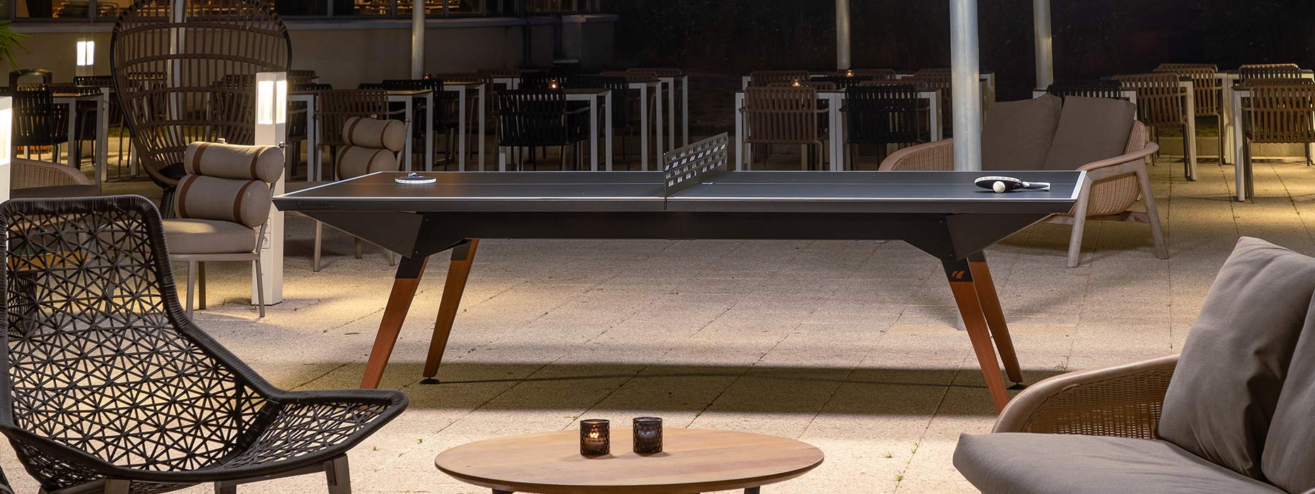 table de ping pong noire terrasse hotel de nuit
